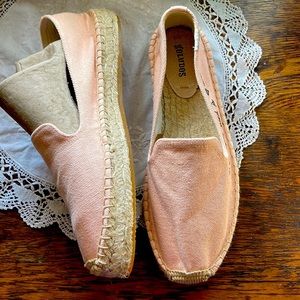 SOLUDOS NWOB blush pink canvas espadrilles. Romantic honeymoon shoes. Vacation